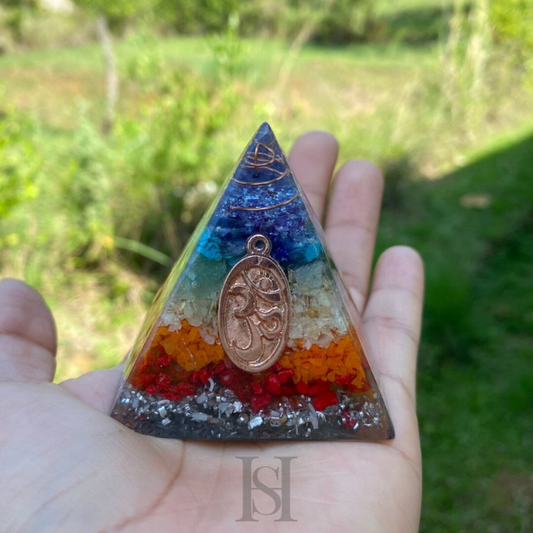 PIRÁMIDE ORGONITA 7 CRISTALES - EQUILIBRA TU SER